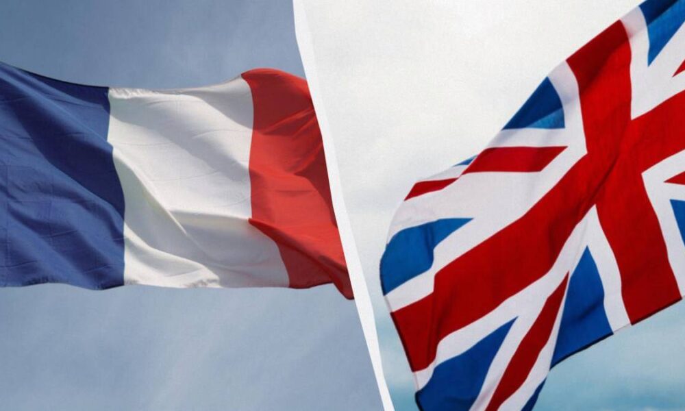 French flag and UK flag fluttering in the wind, separated by a white seam. (informative)