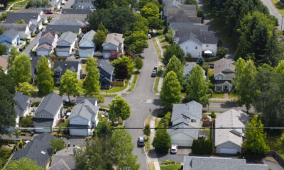 Aerial view of a suburban neighborhood with tree-lined streets and rows of houses erhältlich.