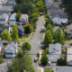 Aerial view of a suburban neighborhood with tree-lined streets and rows of houses erhältlich.