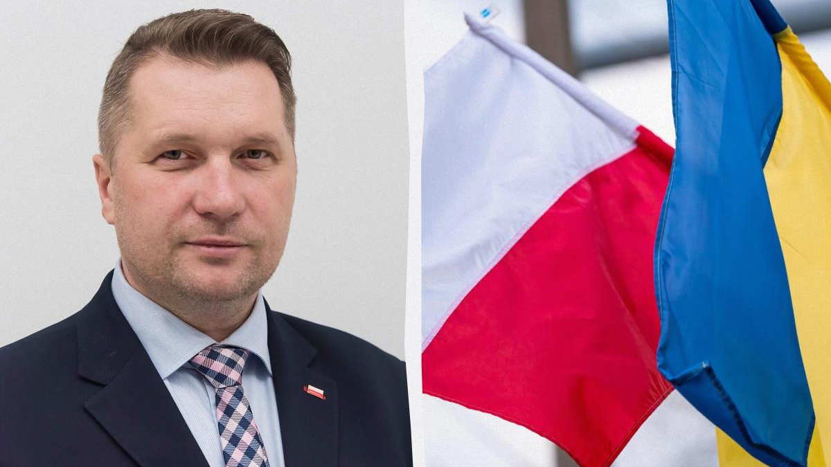 Portrait of a man in a suit beside Polish and Ukrainian flags.