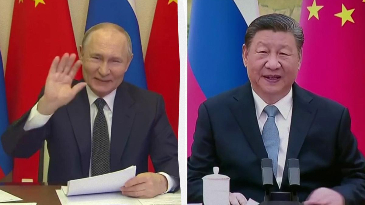 Vladimir Putin in a suit waves and holds papers at a desk, with red and blue flags behind. Xi Jinping sits at a table with microphones and a teacup, flags in the background.