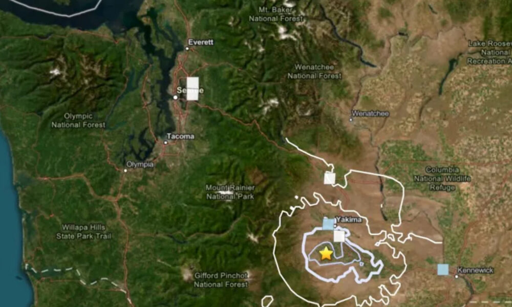 Map showing an earthquake epicenter near Yakima with concentric hazard rings and surrounding cities like Olympia and Kennewick.