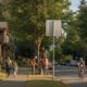 На жилой улице Bellevue рабочие устанавливают новый знак ограничения скорости