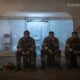 Пожарные возле медицинской палатки на задымленной базе в районе Спокана