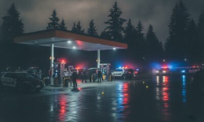Полицейские автомобили возле автозаправки в Lynnwood после смертельной стрельбы