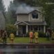 Пожарные работают у жилого дома после смертельного пожара в Marysville