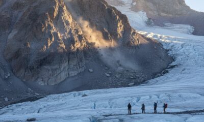 Камнепад на склоне Mount Rainier в районе маршрута Disappointment Cleaver