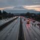 Перекрытые после аварии полосы I-5 в Маунт-Верноне ранним утром