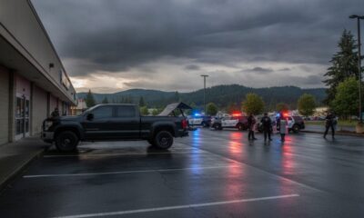 Полицейские автомобили возле машины подозреваемого, найденной в Энумкло