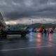 Полицейские автомобили возле машины подозреваемого, найденной в Энумкло