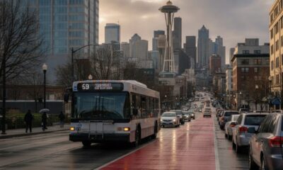 Автобус движется по новой выделенной полосе на Denny Way в Сиэтле
