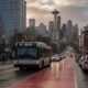 Автобус движется по новой выделенной полосе на Denny Way в Сиэтле