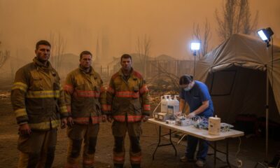 Пожарные возле медицинской палатки после разрушительных пожаров в районе Спокана