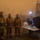 Пожарные возле медицинской палатки после разрушительных пожаров в районе Спокана