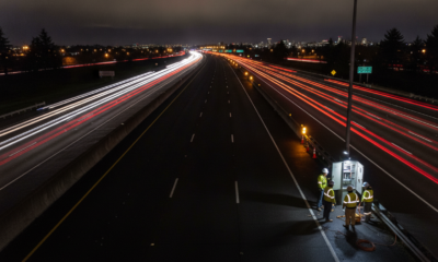 Бригада проверяет электрический шкаф на неосвещенном участке I-5