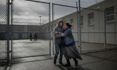 Освобожденный проситель убежища выходит из иммиграционного центра в Такоме