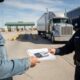 Водитель грузовика показывает CDL и рабочие документы во время дорожной проверки